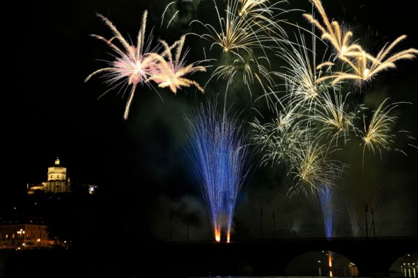 fireworks-29257580A0-272A-007F-FCE8-A9EA6C0EF98F.jpg