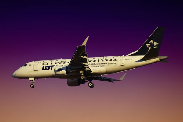 airplanes-0275238E34-AFD2-6E44-48E0-1678F9D640BE.jpg