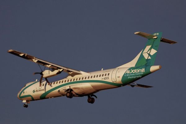 airplanes-06F2E6210D-797F-2589-5D1E-6133E8493E63.jpg