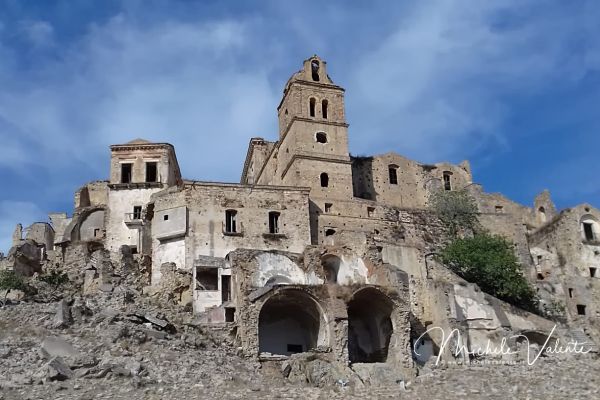craco-e-calanchi-1277C777C6-4057-B317-D43E-9C2C0E64AC8F.jpg
