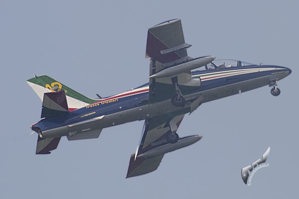 frecce-tricolori-05660F909E-424D-08D0-B0BF-3AC504DE47AF.jpg
