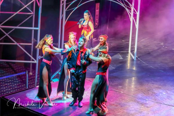 show-052C844719-5272-F520-80D2-84B99DD3F0F5.jpg