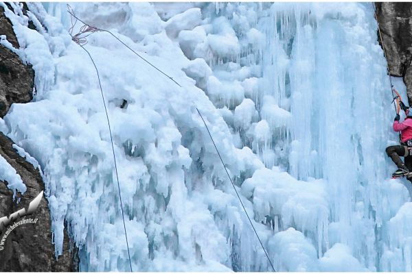 cascate-di-lillaz-ghiacciate-cogne6FF9064C-CD25-0FC0-3BB1-FBD0435A3263.jpg